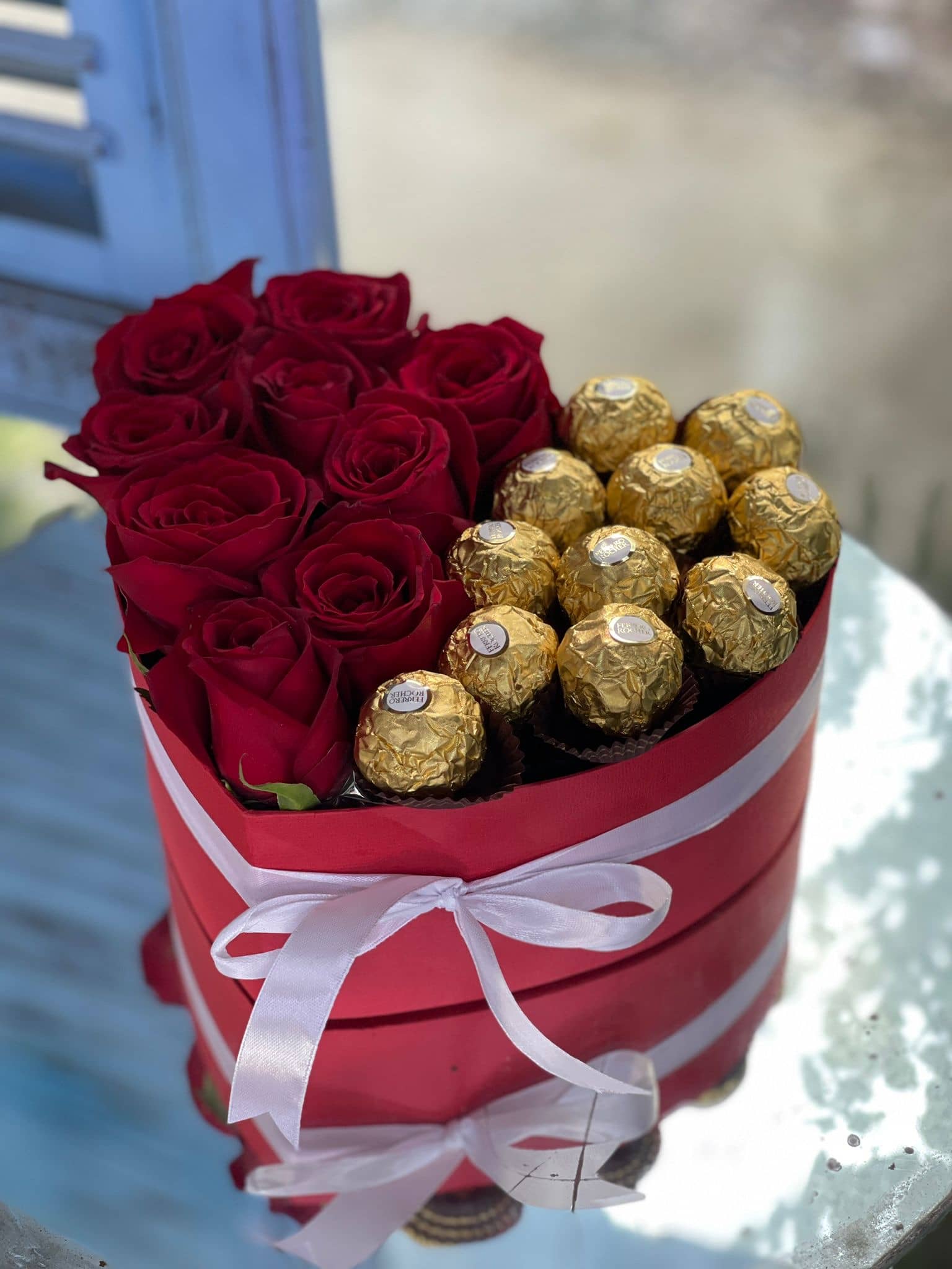 Kalp Kutuda 9 Kırmızı Gül Ve 11 Çikolata