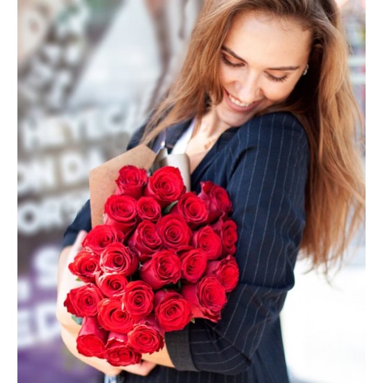Kucak Dolusu Aşk 25 Kırmızı Gül Buketi
