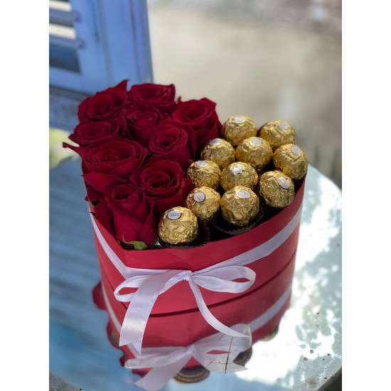 Kalp Kutuda 9 Kırmızı Gül Ve 11 Çikolata