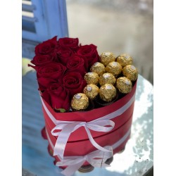 Kalp Kutuda 9 Kırmızı Gül Ve 11 Çikolata